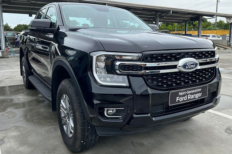 Ford Ranger tiếp tục là mẫu xe bán tải duy nhất góp mặt trong Top 10 ôtô bán chạy nhất thị trường Việt Nam tháng 9/2022. Mẫu xe này đã chuyển sang lắp ráp tại Việt Nam nhưng cũng gặp tình trạng khan hàng, không đủ để bán. Kết thúc tháng 9/2022 Ranger bán được 1.719 xe. Cộng dồn doanh số từ đầu năm đến nay có 9.634 xe được giao đến tay khách hàng