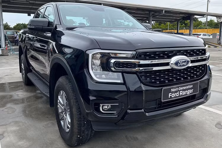 Ford Ranger tiếp tục là mẫu xe bán tải duy nhất góp mặt trong Top 10 ôtô bán chạy nhất thị trường Việt Nam tháng 9/2022. Mẫu xe này đã chuyển sang lắp ráp tại Việt Nam nhưng cũng gặp tình trạng khan hàng, không đủ để bán. Kết thúc tháng 9/2022 Ranger bán được 1.719 xe. Cộng dồn doanh số từ đầu năm đến nay có 9.634 xe được giao đến tay khách hàng