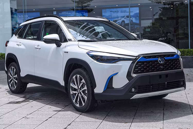 Trong tháng 9/2022, Toyota Corolla Cross có doanh số giảm mạnh xuống còn 1.119 chiếc, giảm hơn 400 xe so với tháng trước và tụt xuống vị trí thứ 5 trong top 10. Toyota Corolla Cross ra mắt thị trường Việt Nam từ tháng 8/2020 và trở thành mẫu xe mới thành công nhất của Toyota Việt Nam khi thường xuyên có mặt trong top 10.