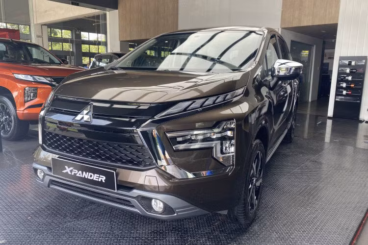 So với tháng trước doanh số Mitsubishi Xpander 2022 giảm hơn 400 xe, tụt xuống vị trí thứ 3 với doanh số 2.416 xe bán ra trong tháng 9. Mitsubishi Xpander phiên bản nâng cấp 2022 mới được ra mắt vào ngày 13/6 và được phân phối với 4 phiên bản là MT, AT, AT Premium và Xpander Cross.