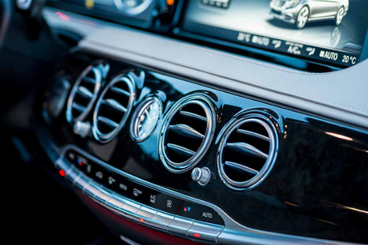 Nếu như thời tiết dễ chịu, người sử dụng nên tắt điều hòa. Việc này sẽ giúp tiết kiệm được năng lượng cho xe. Điều hoà không khí có thể tiêu tốn 10% nhiên liệu. Tuy nhiên, ở tốc độ trên 80km/h sử dụng điều hoà không khí tốt hơn cho việc mở một cửa sổ. Một cách nữa đó là bạn sử dụng phim cách nhiệt để làm cho nhiệt độ vào trong xe thông qua đường cửa kính được giảm bớt, khi đó thì máy lạnh bạn sẽ sử dụng ở mức cao hơn nên cũng sẽ tiết kiệm nhiên liệu hơn.