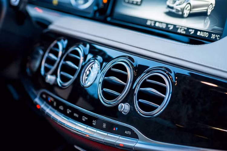 Nếu như thời tiết dễ chịu, người sử dụng nên tắt điều hòa. Việc này sẽ giúp tiết kiệm được năng lượng cho xe. Điều hoà không khí có thể tiêu tốn 10% nhiên liệu. Tuy nhiên, ở tốc độ trên 80km/h sử dụng điều hoà không khí tốt hơn cho việc mở một cửa sổ. Một cách nữa đó là bạn sử dụng phim cách nhiệt để làm cho nhiệt độ vào trong xe thông qua đường cửa kính được giảm bớt, khi đó thì máy lạnh bạn sẽ sử dụng ở mức cao hơn nên cũng sẽ tiết kiệm nhiên liệu hơn.