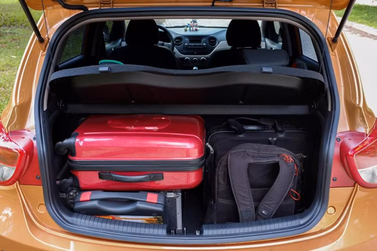 Nếu không cần thiết trong hành trình không nên mang nhiều đồ đạc, chỉ mang theo những thứ cần thiết. Những thứ không cần thiết không nên đưa lên xe. Bởi vì, cứ 50 kg hành lý sẽ tiêu tốn thêm 2% nhiên liệu và gây lãng phí nhiên liệu một cách không cần thiết.