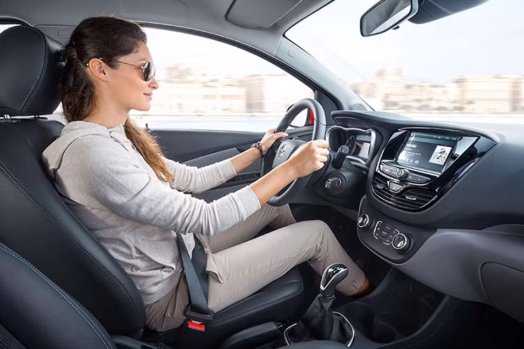 Nhiều người vẫn còn có thói quen đạp mạnh chân ga nhằm tăng tốc đột ngột cho chiếc xe, đồng thời trước khi đỗ xe vẫn giữ ở tốc độ cao rồi phanh đột ngột. Điều này có thể mang lại cảm giác mạnh cho người lái, tuy nhiên nó cũng chính là thủ phạm “móc” khỏi túi tiền của bạn một khoản nho nhỏ khi cộng dồn lại.