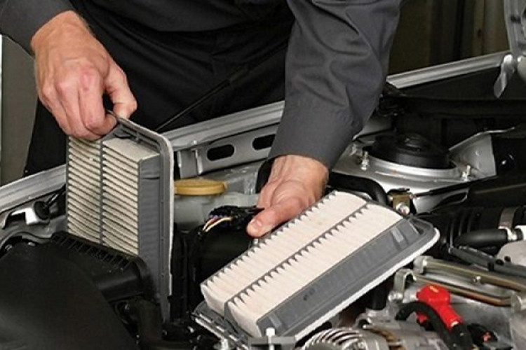 Tình trạng bộ lọc không khí trong xe bị nghẽn sẽ gây tốn nhiên liệu ôtô. Theo tính toán của chuyên gia, nếu bộ lọc bị tắc làm tốn 10% nhiên liệu. Bộ lọc khí rất dễ tháo rời. Hãy vệ sinh và phơi dưới ánh nắng mặt trời, nếu không thấy ánh sáng xuyên qua nó thì có nghĩa là cần phải thay bộ lọc mới. Nếu bộ lọc bị nghẽn nhiều lần nên thay bộ lọc mới để đảm bảo cho quá trình lọc không khí được thông suốt và tiết kiệm nhiên liệu.