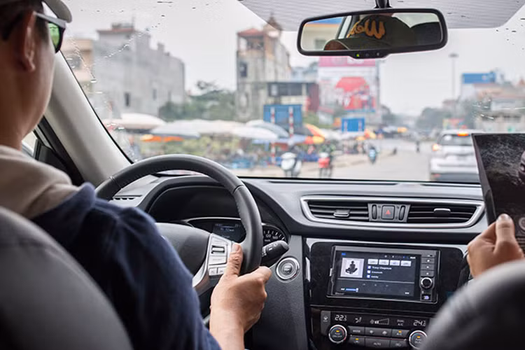 Cruise control là một hệ thống kiểm soát vận tốc tự động. Ví dụ, khi cài đặt ở tốc độ 112km/h trên đường cao tốc, máy tính sẽ tính toán và điều chỉnh van tiết lưu để duy trì tốc độ ấy, giúp tiết kiệm nhiên liệu cho xe. Hiệu quả hơn nữa là hệ thống Adaptive Cruise, sử dụng ra-đa để giữ khoảng cách với xe đằng sau và đằng trước.