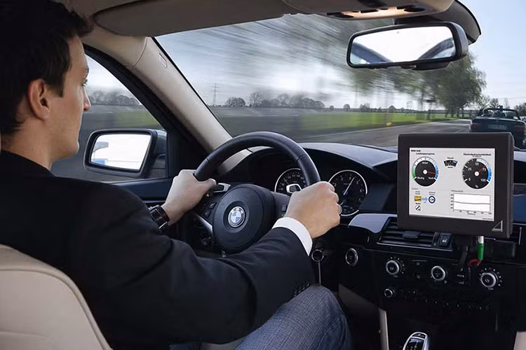 Thay vì việc liên tục đứng khựng và tăng tốc đột ngột, đặc biệt ở những đoạn đèn giao thông, người lái nên ước lượng khoảng cách với đèn đỏ và lưu lượng người tham gia giao thông đằng trước để xe giữ được vận tốc đều. Tuy nhiên, không phải cứ vận tốc thấp là có thể tiết kiệm xăng.