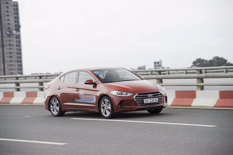  Lái xe ôtô tiết kiệm nhiên liệu nên chú ý tránh lái tốc độ cao trên những con đường gồ ghề, gập ghềnh. Trên đường cao tốc, mức tiêu thụ nhiên liệu khi xe đi ở tốc độ dưới 100 km/h và trên 100km/h là rất khác nhau, có thể chênh nhau 10% hoặc hơn tùy từng loại xe.