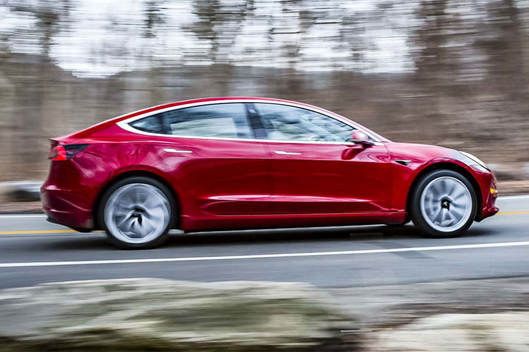 Đáng chú ý, tốc độ tối đa mà Tesla Model 3 bản hiệu năng cao này có thể đạt được sẽ là 250 km/h (155mph) nhanh hơn so với phiên bản Model 3 thông thường có vận tốc tối đa 225 km/h (140mph).