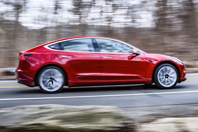 Đáng chú ý, tốc độ tối đa mà Tesla Model 3 bản hiệu năng cao này có thể đạt được sẽ là 250 km/h (155mph) nhanh hơn so với phiên bản Model 3 thông thường có vận tốc tối đa 225 km/h (140mph).