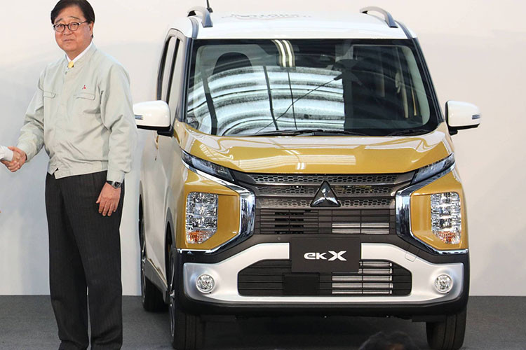 Vì có thiết kế gần như là tương đồng với "người anh em" Xpander nên mẫu xe Mitsubishi eK X mới cũng sở hữu phần đầu xe rất cá tính với cụm đèn pha chuyển xuống phía dưới và dải Led “mắt híp” định vị ở bên trên.