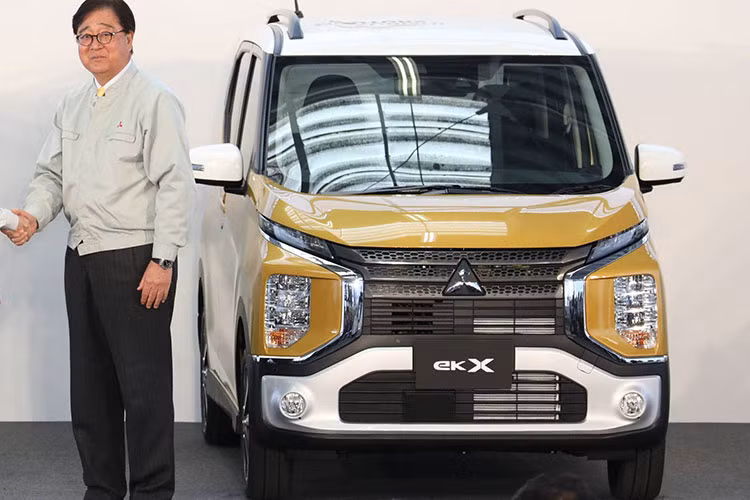 Vì có thiết kế gần như là tương đồng với "người anh em" Xpander nên mẫu xe Mitsubishi eK X mới cũng sở hữu phần đầu xe rất cá tính với cụm đèn pha chuyển xuống phía dưới và dải Led “mắt híp” định vị ở bên trên.