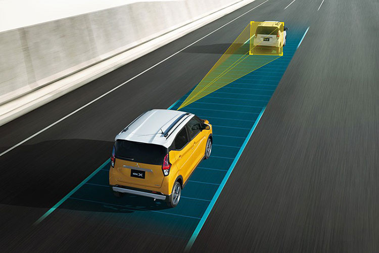 Do là một mẫu xe đô thị, nên Mitsubishi eK X cũng sử dụng động cơ tối giản, đạt công suất 63 mã lực hoặc thấp hơn, có lẽ Mitsubishi vẫn sẽ vận dụng lại bản 660 cc 3 xy-lanh tăng áp của "đàn anh" eK trước kia. 