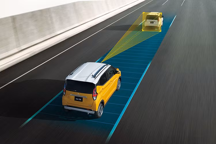 Do là một mẫu xe đô thị, nên Mitsubishi eK X cũng sử dụng động cơ tối giản, đạt công suất 63 mã lực hoặc thấp hơn, có lẽ Mitsubishi vẫn sẽ vận dụng lại bản 660 cc 3 xy-lanh tăng áp của "đàn anh" eK trước kia. 