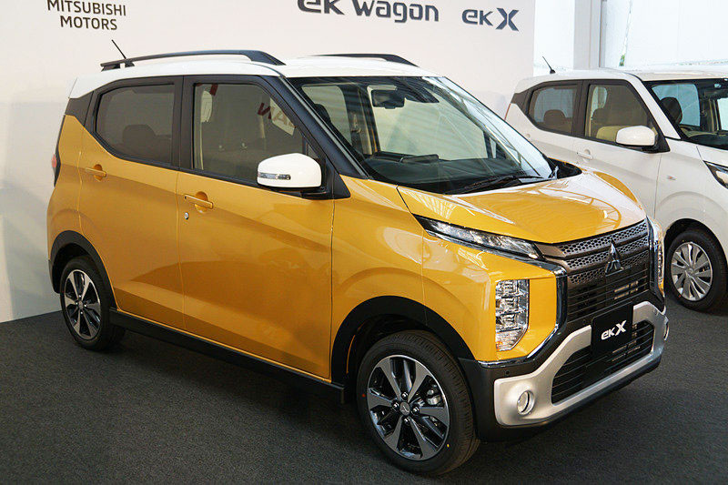 Do sở hữu kích thước tổng thể nhỏ dành cho đô thị, mẫu xe Mitsubishi eK X mới chỉ được thiết kế với chiều dài tối đa 3,4 mét, rộng 1,48 mét và cao 2 mét - khá vuông vắn và hợp lý cho các gia đình nhỏ hiện nay.