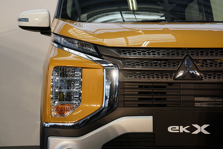 Trần xe tạo hiệu ứng dạng nổi khá phong cách nhờ các cột bên được sơn đen. Đuôi xe thiết kế vuông vức cùng cụm đèn báo hiện đại, nổi bật kéo dài lên phía trên. Mâm xe dạng hợ kim đa chấu với hai tông màu.