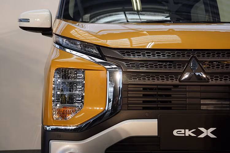 Trần xe tạo hiệu ứng dạng nổi khá phong cách nhờ các cột bên được sơn đen. Đuôi xe thiết kế vuông vức cùng cụm đèn báo hiện đại, nổi bật kéo dài lên phía trên. Mâm xe dạng hợ kim đa chấu với hai tông màu.