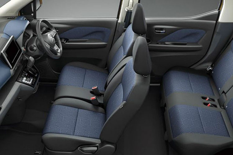 Bảng táp lô thiết kế 2 tầng và phối 2 màu khác nhau, đồng thời cũng rất gọn gàng không bị nhô ra quá nhiều để mở rộng thêm không gian cho khu vực để chân hàng ghế trước. Đặc biệt vị trí cần số được tích hợp trên khu vực bảng điều khiển trung tâm thay vì ở giữa 2 vị trí ghế ngồi như các xe thông thường, từ đó giúp tăng sự rộng rãi và độ thoải mái cho hành khách phía trước.