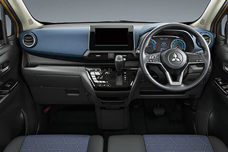 Tổng thể, chiếc xe tuy nhỏ nhắn nhưng lại rất vuông vắn, điều này sẽ hứa hẹn đem tới không gian bên trong rộng rãi và thoải mái với 4 chỗ ngồi. Nội thất của Mitsubishi eK X khá đơn giản nhưng lại đậm chất riêng và có thể coi không gian cabin này có phần trẻ trung.