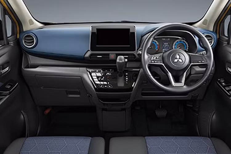 Tổng thể, chiếc xe tuy nhỏ nhắn nhưng lại rất vuông vắn, điều này sẽ hứa hẹn đem tới không gian bên trong rộng rãi và thoải mái với 4 chỗ ngồi. Nội thất của Mitsubishi eK X khá đơn giản nhưng lại đậm chất riêng và có thể coi không gian cabin này có phần trẻ trung.