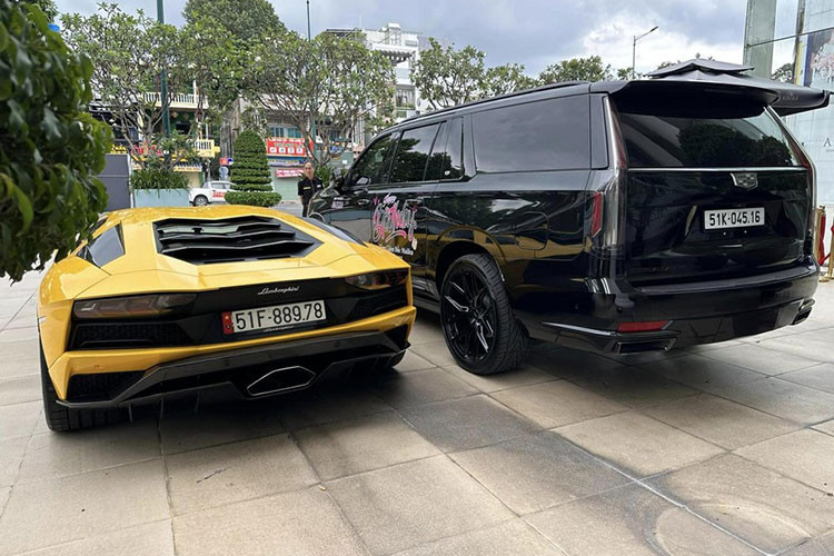 Cũng là 3 năm sau đó, siêu xe này đã trở về ngoại thất gần như nguyên bản nhất so với bản độ. Đỉnh cao của độ xe là về "zin", nhưng khi tháo body kit của bản độ cho Lamborghini Aventador S từng tốn của Hoàng Kim Khánh đến 1,5 tỷ đồng, anh vẫn giữ lại 1 số đồ chơi cơ bản, để mang đến sự khác lạ cho siêu bò này.