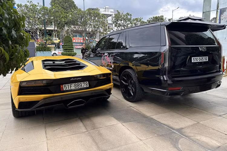 Cũng là 3 năm sau đó, siêu xe này đã trở về ngoại thất gần như nguyên bản nhất so với bản độ. Đỉnh cao của độ xe là về "zin", nhưng khi tháo body kit của bản độ cho Lamborghini Aventador S từng tốn của Hoàng Kim Khánh đến 1,5 tỷ đồng, anh vẫn giữ lại 1 số đồ chơi cơ bản, để mang đến sự khác lạ cho siêu bò này.