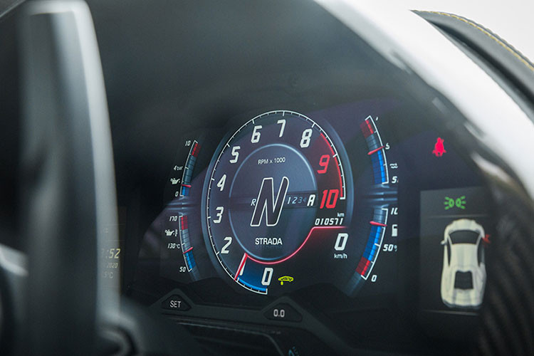 Theo thông tin giới mê xe, chiếc siêu xe Lamborghini Aventador S LP740-4 còn được lập trình lại ECU nhằm giúp xe tăng thêm 70 mã lực ở công suất cực đại lên mức 810 "con ngựa". Công suất này đã bao gồm tính vào mức tăng công suất 28 mã lực của cây pô độ hàng hiếm Ryft Titanium Race mang đến. Chi phí lập trình ECU là 81 triệu đồng.