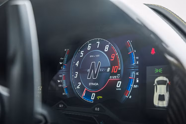 Theo thông tin giới mê xe, chiếc siêu xe Lamborghini Aventador S LP740-4 còn được lập trình lại ECU nhằm giúp xe tăng thêm 70 mã lực ở công suất cực đại lên mức 810 "con ngựa". Công suất này đã bao gồm tính vào mức tăng công suất 28 mã lực của cây pô độ hàng hiếm Ryft Titanium Race mang đến. Chi phí lập trình ECU là 81 triệu đồng.