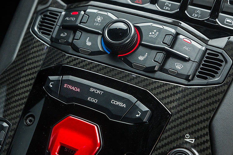 Lamborghini Aventador S là dòng siêu xe cao cấp nhất của Lamborghini, được định vị cao hơn dòng xe Huracan. Những yếu tố đắt tiền trên siêu xe này là khối động cơ V12 nạp khí tự nhiên đặc trưng của Lamborghini, kết cấu khung xe bằng sợi các-bon và tất nhiên, kiểu mở cửa cắt kéo đã làm nên thương hiệu Lamborghini.