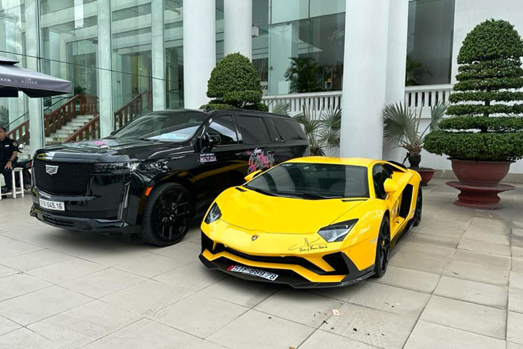 Lamborghini Aventador S LP740-4 đầu tiên tại Việt Nam thuộc sở hữu của Hoàng Kim Khánh và đến nay, siêu bò vẫn chỉ ở với 1 chủ duy nhất, khác xa với nhiều siêu xe nhập cùng thời đã qua tay nhiều đời chủ. 3 năm sau khi mua xe, đại gia Hải Dương đã tạo ngoại hình mới cho Lamborghini Aventador S LP740-4 bằng việc chi ra hơn 1,5 tỷ đồng để độ xe.