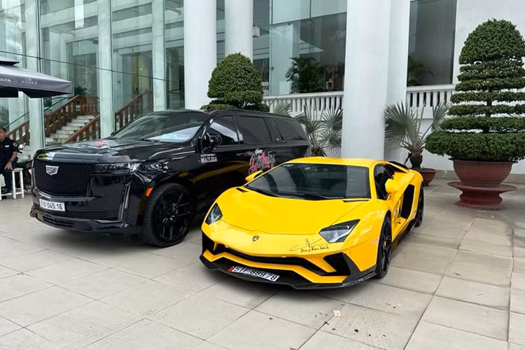  Lamborghini Aventador S LP740-4 đầu tiên tại Việt Nam thuộc sở hữu của Hoàng Kim Khánh và đến nay, siêu bò vẫn chỉ ở với 1 chủ duy nhất, khác xa với nhiều siêu xe nhập cùng thời đã qua tay nhiều đời chủ. 3 năm sau khi mua xe, đại gia Hải Dương đã tạo ngoại hình mới cho Lamborghini Aventador S LP740-4 bằng việc chi ra hơn 1,5 tỷ đồng để độ xe.