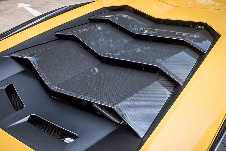 Bộ mâm độ 3 mảnh mang tên gọi S21-01 của hãng Vossen có thiết kế 5 chấu kép sơn đen cùng các con ốc và kẹp phanh sơn vàng nổi bật. Đồ chơi này theo tiết lộ của đơn vị nhập về cho biết có giá 12.300 đô la hay 285 triệu đồng.