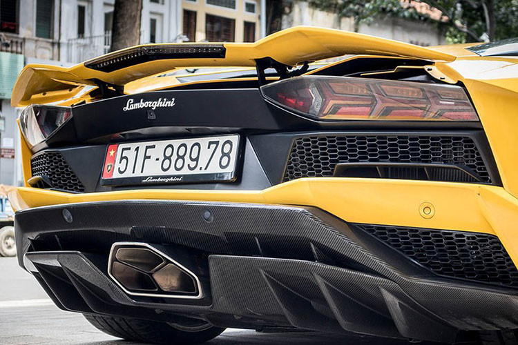 Cuối cùng là tấm ốp sườn carbon. Hiện chưa rõ "khẩu pháo" Ryft Titanium Race chỉ giới hạn 18 bộ trên thế giới và có giá 11.000 đô la, tương đương 255 triệu đồng, có được ông Khánh để lại cho siêu bò gấm rú ấn tượng hơn hay không.