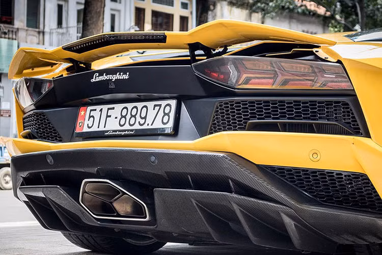 Cuối cùng là tấm ốp sườn carbon. Hiện chưa rõ "khẩu pháo" Ryft Titanium Race chỉ giới hạn 18 bộ trên thế giới và có giá 11.000 đô la, tương đương 255 triệu đồng, có được ông Khánh để lại cho siêu bò gấm rú ấn tượng hơn hay không.