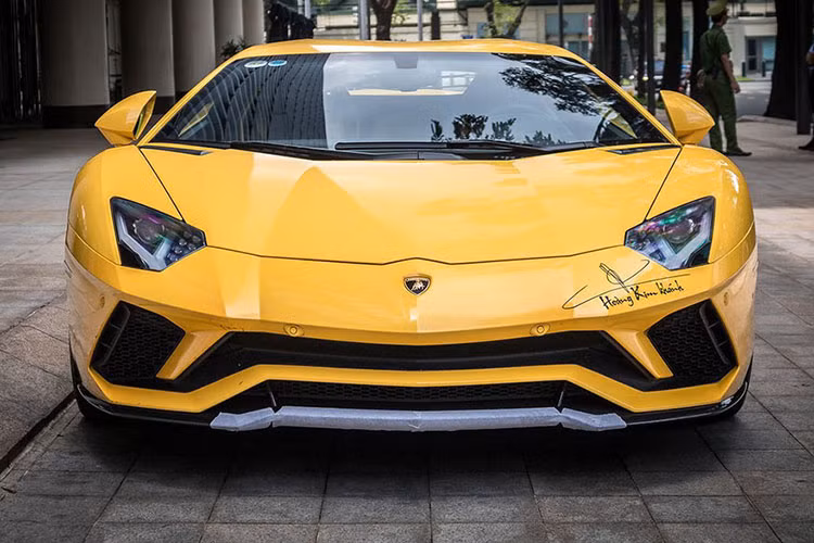 Những đồ chơi cho Lamborghini Aventador S của Hoàng Kim Khánh như cánh lướt gió phía trước và tấm ốp bên hông đầu xe bằng carbon vẫn được giữ lại, tạo điểm nhấn cho màu sơn vàng của xe.