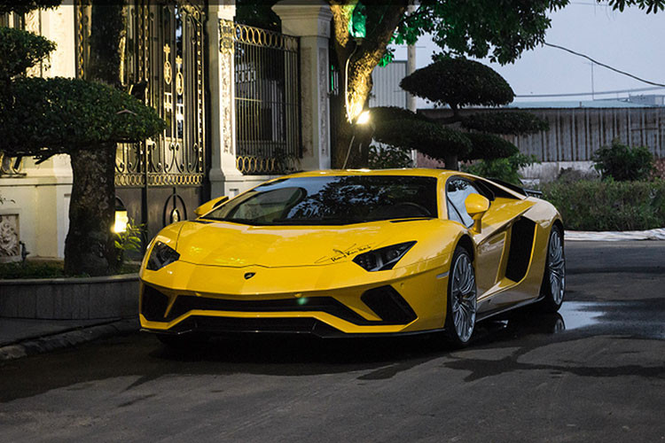 Xe được trang bị hộp số ly hợp đơn 7 cấp ISR và hệ dẫn động 4 bánh toàn thời gian, cho phép siêu xe này tăng tốc lên 100 km/h trong 2,8 giây và đạt tốc độ tối đa 350 km/h. Được biết khi mới ra mắt Việt Nam, giá xe Lamborghini Aventador S của Hoàng Kim Khánh có giá chính hãng lên tới hơn 40 tỷ đồng. 