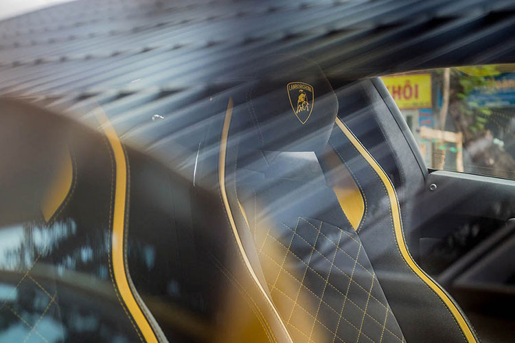 Như vậy, các chi tiết độ xe bị tháo ra là nắp capo carbon của hãng 1016 Industries và cánh gió đuôi cố định bằng carbon có tên gọi là Tecno của hãng DMC, nó được đánh giá là nhẹ nhàng nhưng rút hầu bao của chủ xe Lamborghini Aventador S đầu tiên Việt Nam không hề rẻ, lên đến 5.790 đô la, tương đương 134 triệu đồng.