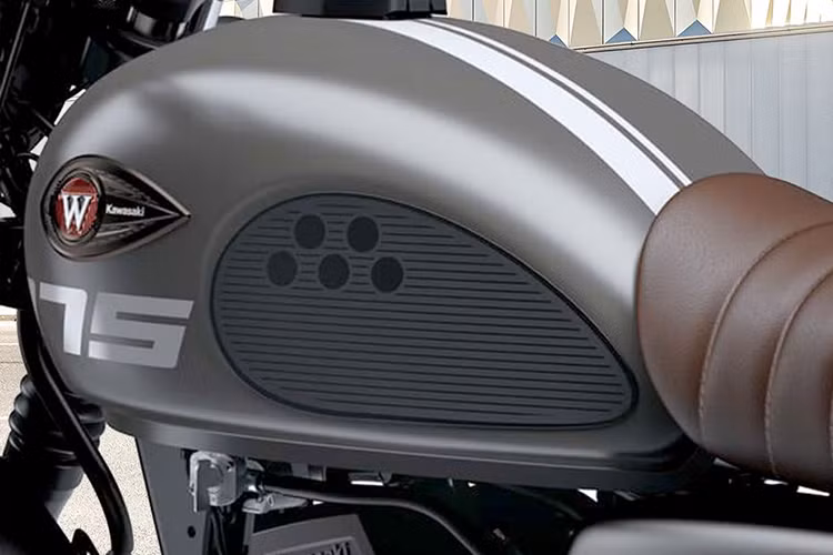 Bình xăng giọt nước và yên xe một mảnh kiểu Cafe Racer. Nếu đầu tư hơn, thêm vài đồ chơi như lốp xe Firestone, pô xe... thay đổi nhẹ vè chắn bùn và ghi đông thì chiếc W175 này đã trở nên hoàn toàn khác biệt.