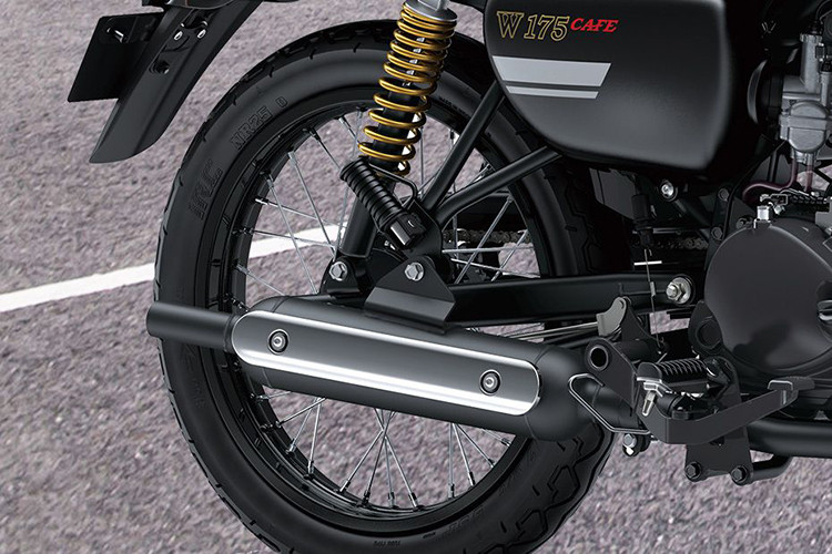 Hệ thống treo của xe gồm cặp phuộc ống lồng trước và giảm xóc đôi dạng lò xo trụ phía sau. Xe sử dụng bộ vành nan kích thước 17 inch, đi kèm là phanh đĩa trước và phanh cơ phía sau. Theo thông số thì bình xăng của W175 Cafe 2020 có dung tích 13,5 lít.