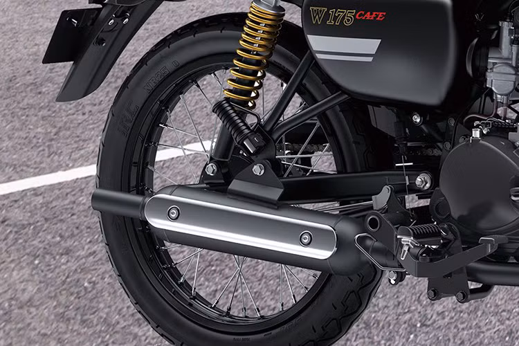 Hệ thống treo của xe gồm cặp phuộc ống lồng trước và giảm xóc đôi dạng lò xo trụ phía sau. Xe sử dụng bộ vành nan kích thước 17 inch, đi kèm là phanh đĩa trước và phanh cơ phía sau. Theo thông số thì bình xăng của W175 Cafe 2020 có dung tích 13,5 lít.