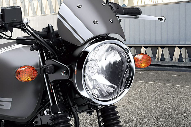 Để tạo nên vẻ hoài cổ cho xe, Kawasaki trang bị cho chiếc W175 Cafe tay lái dạng ống, gương chiếu hậu cổ điển, ruột gà che phuộc trước, ốp mào đầu đèn kích thước nhỏ khá ấn tượng.