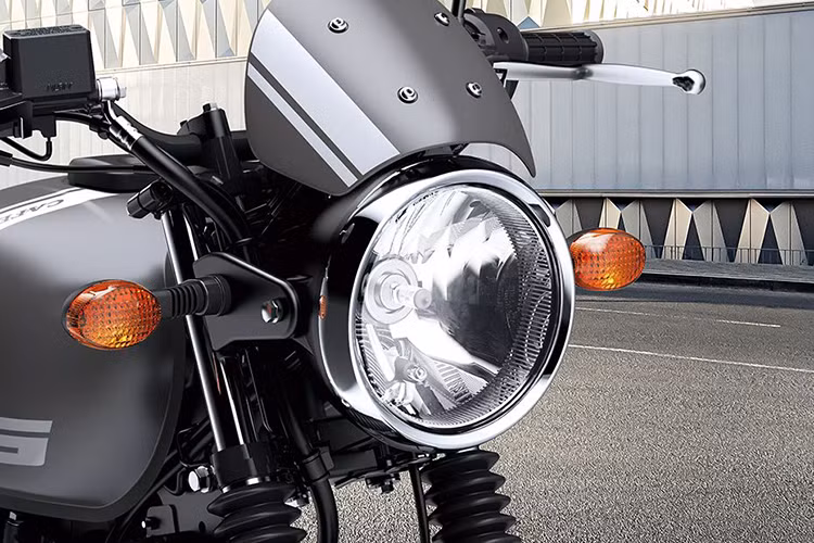 Để tạo nên vẻ hoài cổ cho xe, Kawasaki trang bị cho chiếc W175 Cafe tay lái dạng ống, gương chiếu hậu cổ điển, ruột gà che phuộc trước, ốp mào đầu đèn kích thước nhỏ khá ấn tượng.