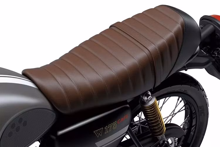 Phiên bản Kawasaki W175 Cafe 2020 có tổng cộng 3 tùy chọn màu sắc là Đen, Cam và Bạc. Cùng với tùy chọn màu sắc mới là bộ tem trang trí mới, giúp phần bình xăng và ốp hông của xe nổi bật hơn.