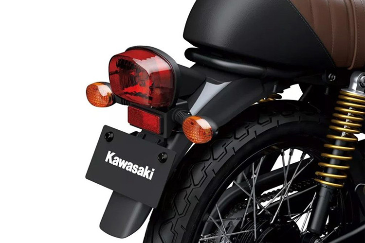 Các chi tiết khác như; chắn bùn xăng thể thao, cặp lò xo giảm xóc sau màu vàng, khối động cơ màu đen, ống xả cổ chai với ốp cách nhiệt crôm bóng, bình xăng giọt nước và yên xe một mảnh kiểu Cafe Racer. 