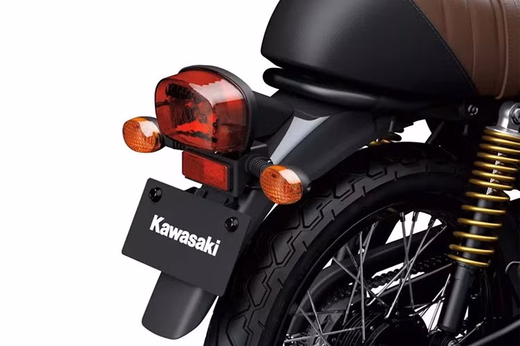 Các chi tiết khác như; chắn bùn xăng thể thao, cặp lò xo giảm xóc sau màu vàng, khối động cơ màu đen, ống xả cổ chai với ốp cách nhiệt crôm bóng, bình xăng giọt nước và yên xe một mảnh kiểu Cafe Racer. 