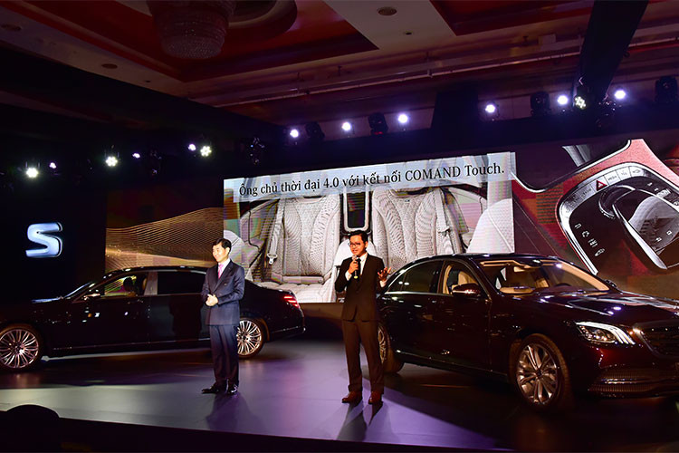 Mức giá của hai phiên bản xe sang Mercedes-Benz S 450 L và S 450 L Luxury lần lượt là 4,199 và 4,759 tỷ đồng (đã bao gồm thuế GTGT), cùng chế độ bảo hành 3 năm và không giới hạn số km. S-Class mới đã sẵn sàng để đến tay khách hàng ngay trong tháng 6/2018 này.