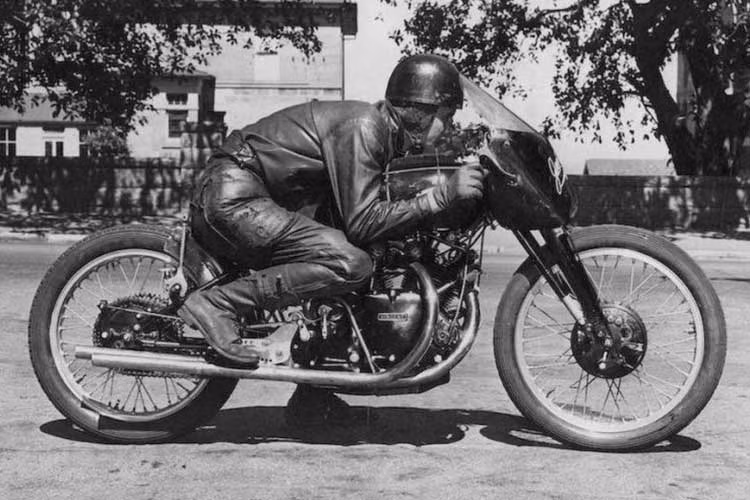 Mức giá triệu USD, thậm chí hàng chục triệu USD, trả cho một chiếc xe cổ không phải chuyện lạ, nhưng là với ôtô. Còn với xe hai bánh thì thực sự hiếm gặp, điều đó có ở một chiếc môtô Vincent Black Lightning đời 1951 màu đen cũ kỹ, thậm chi còn được xem như đồ "đồng nát".