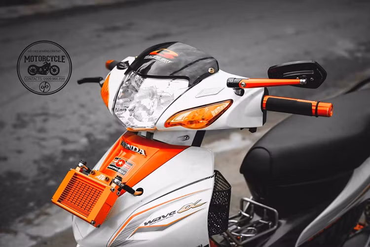 Bên cạnh trước phần mặt nạ được chủ xe trang bị thêm bộ két nhớt tản nhiệt ATE độc đáo và nổi bật. Cụm chóa đèn pha cũng được độ lại đèn dạng đôi khiến phần đầu của chiếc xe thể thao hơn rất nhiều.