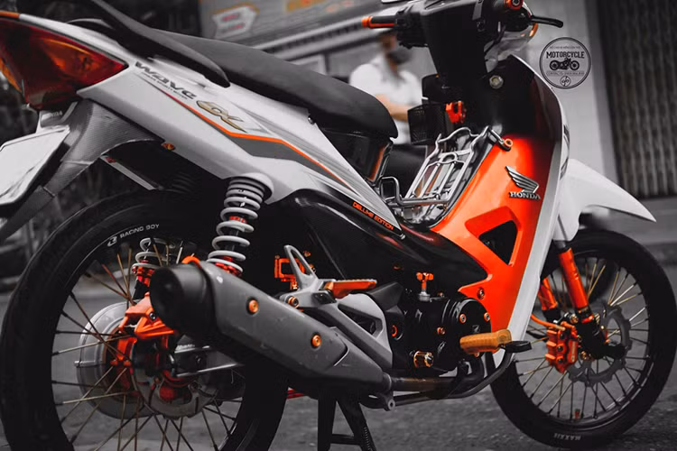 Wave Alpha sử dụng động cơ 4 thì, dung tích 97cc, công suất 6,8 mã lực tại 8.000 vòng/phút và mô-men xoắn 7 Nm tại 5.500 vòng/phút. Tuy nhiên trên mẫu xe này, nó đã được độ lại một số chi tiết máy nên chắc chắn sẽ mạng mẽ hơn so với nguyên bản.