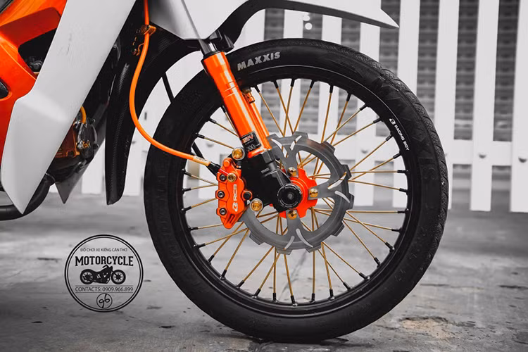 Dàn chân trước được chủ nhân độ nhẹ nhàng với bánh căm vàng và niềng nhôm Racing Boy đen cứng cáp đi cùng cặp lốp Maxxis , trang bị cụm phanh trước là heo Racing Boy và đĩa Apido, vỏ phuộc "sẹc tông" của thuơng hiệu Trusty.